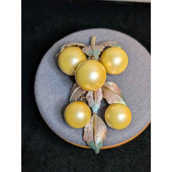 Vintage Rare LISA SCHALLERT Golden Faux Pearl Nouveau Articulated Grapes Brooch - Picture 1 of 12